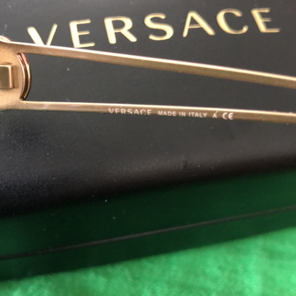 VERSACE SUN GLASSES 🤓 - Picture 7 of 8